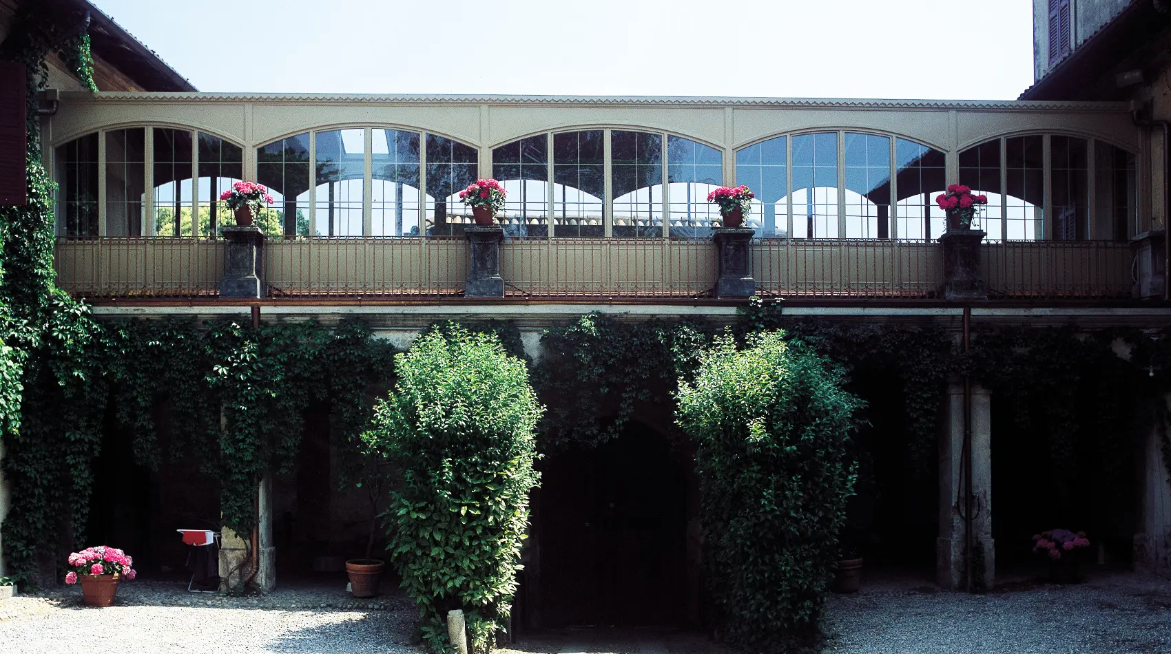 F – long covered corridor – Como