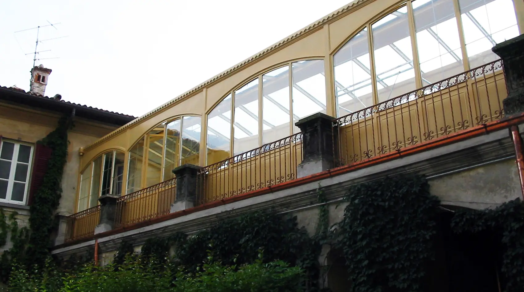 F – long covered corridor – Como