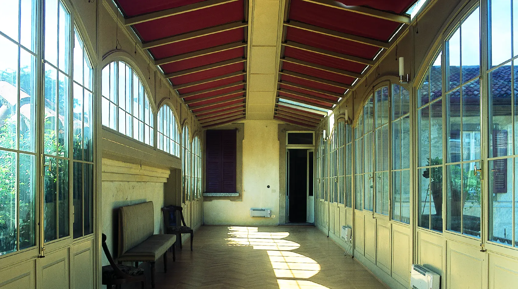 F – long covered corridor – Como