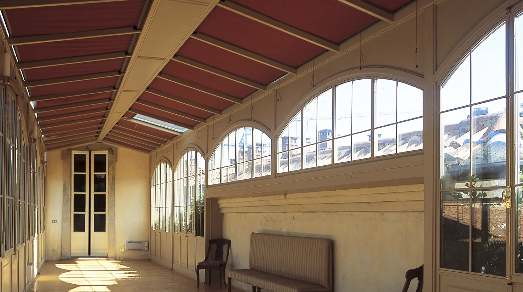 F – long covered corridor – Como