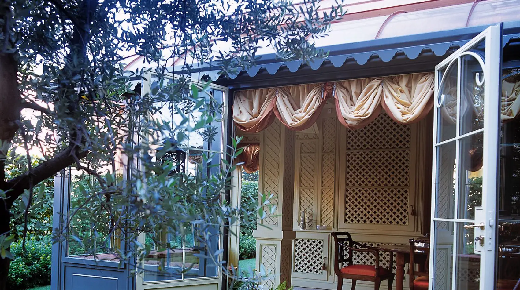 C – como curved roofs