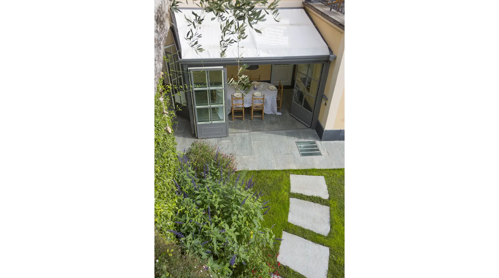 J – glass doorway nervi